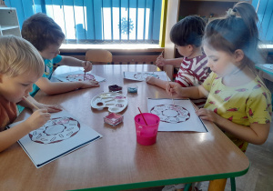 Dzieci malują pączki farbami